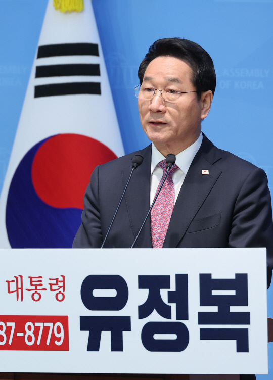 국민의힘 대선 경선 후보인 유정복 인천광역시장이 16일 국회 소통관에서 제21대 대선 관련 대국민 호소문 발표 기자회견을 하고 있다.<연합뉴스 사진>